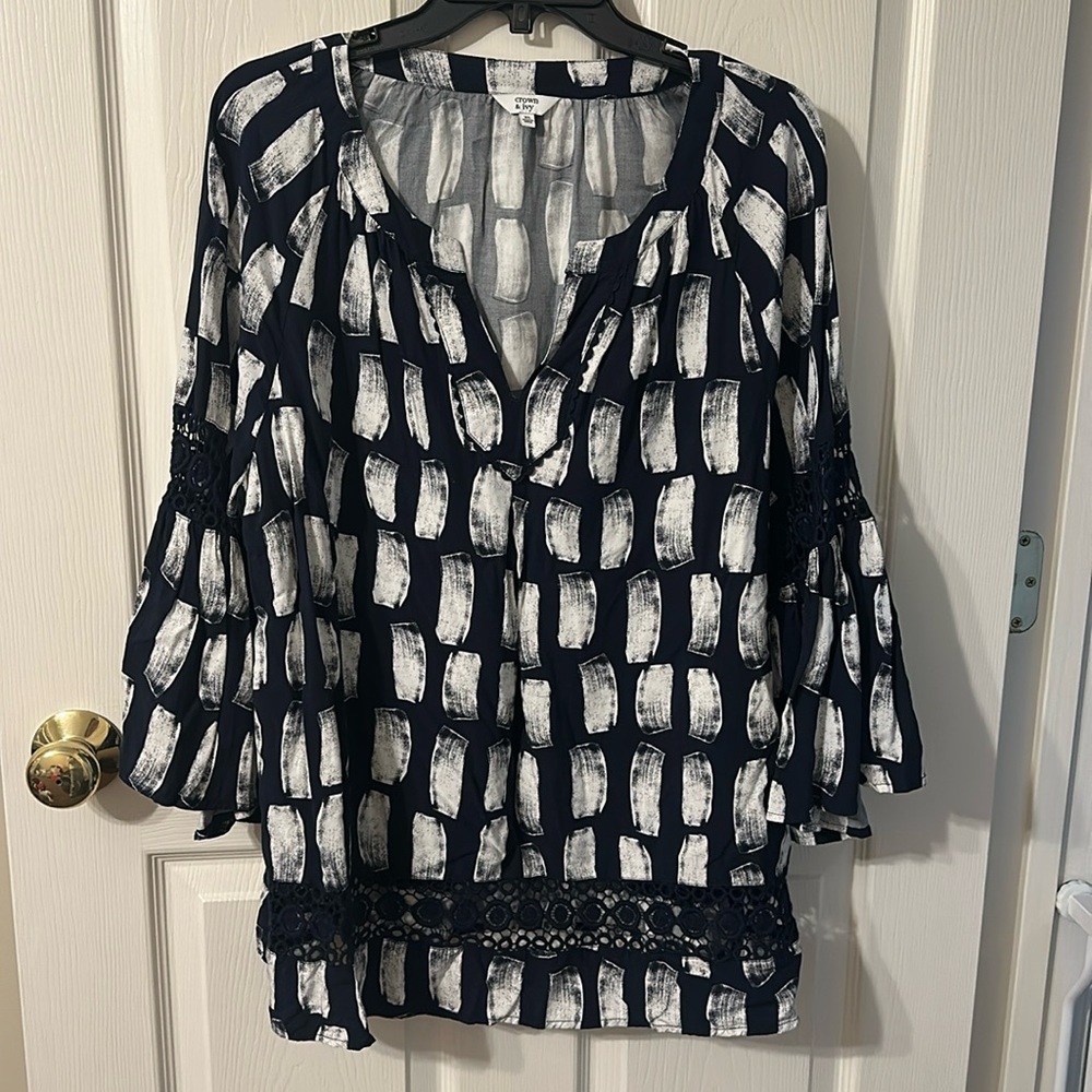 Crown & Ivy top